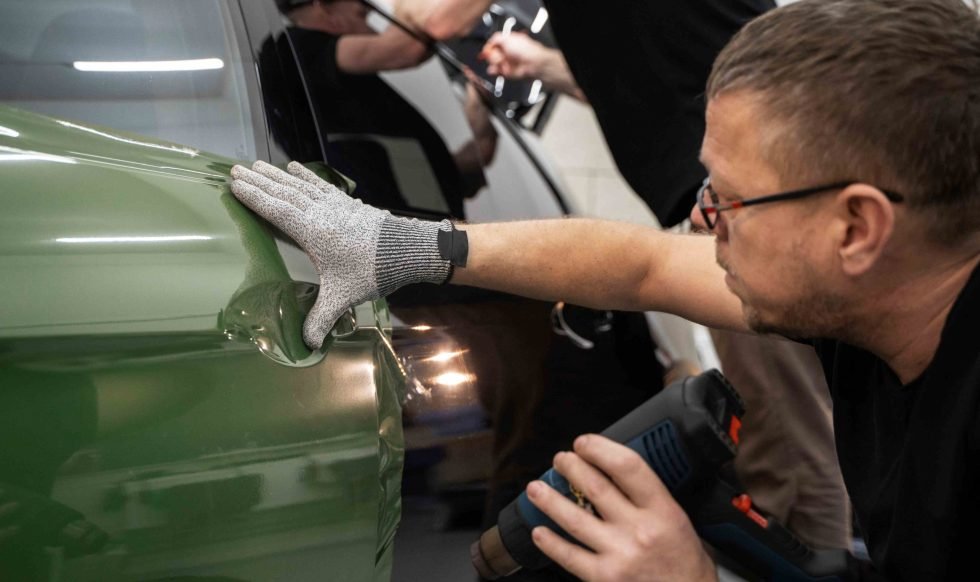 person-working-car-wrapping (1)